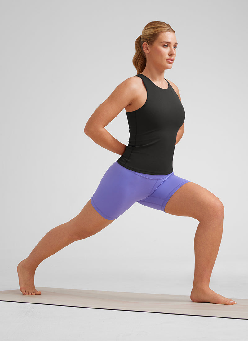 CRZ YOGA חולצת טנק לנשים עם חזייה מובנית, צווארון גבוה וגב ספורטאי, דגם " Butterluxe ", שחורה