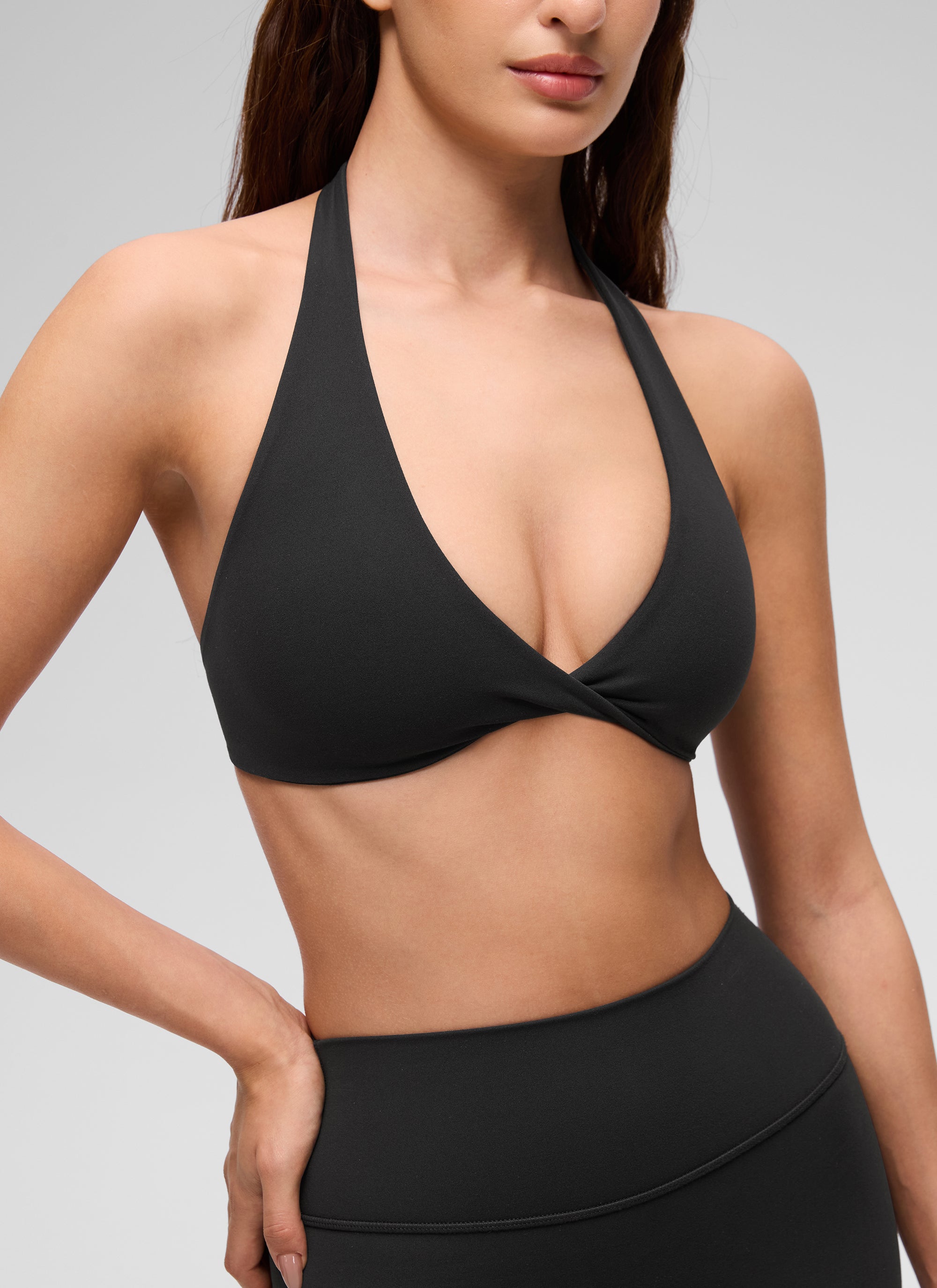 CRZ YOGA Women's Butterluxe Yoga V Neck Crop Double Lined Sports Bra Black @model_info:Inga