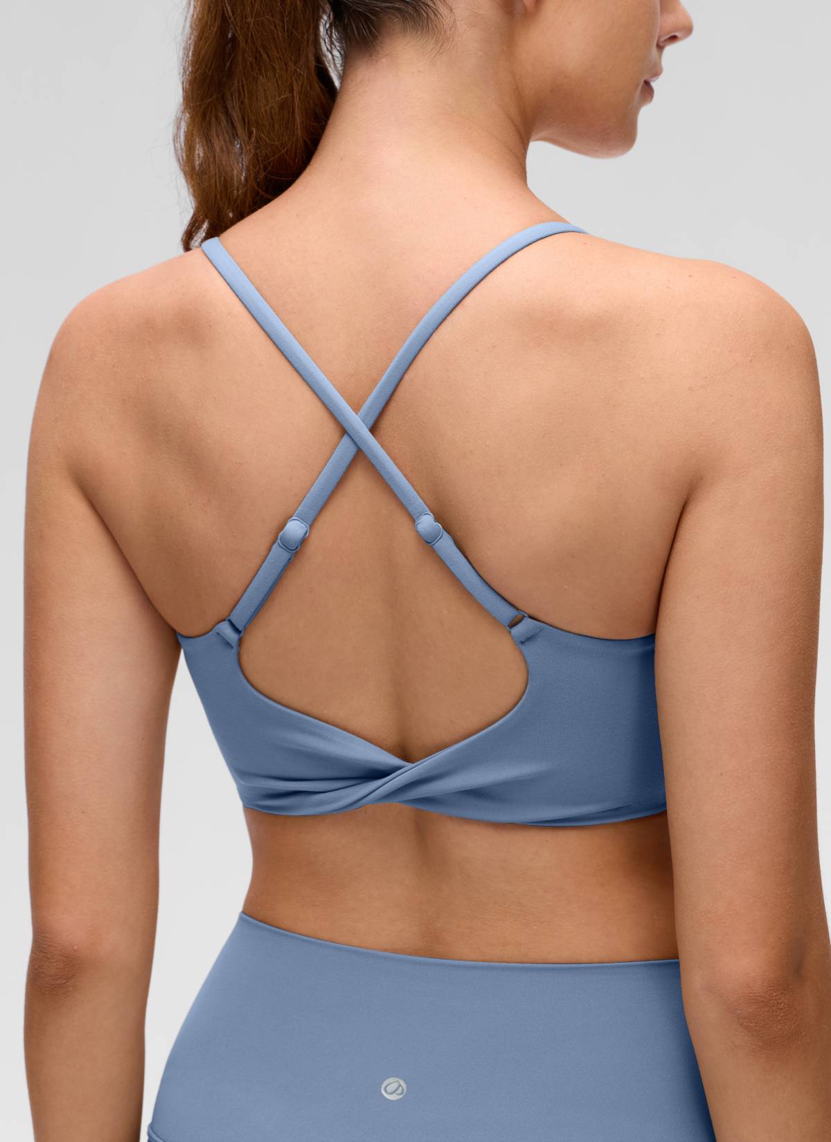 CRZ YOGA Women's Butterluxe Yoga Scoop Neck Twist Cross Back Sport Bra Washed Denim @model_info:Gelya