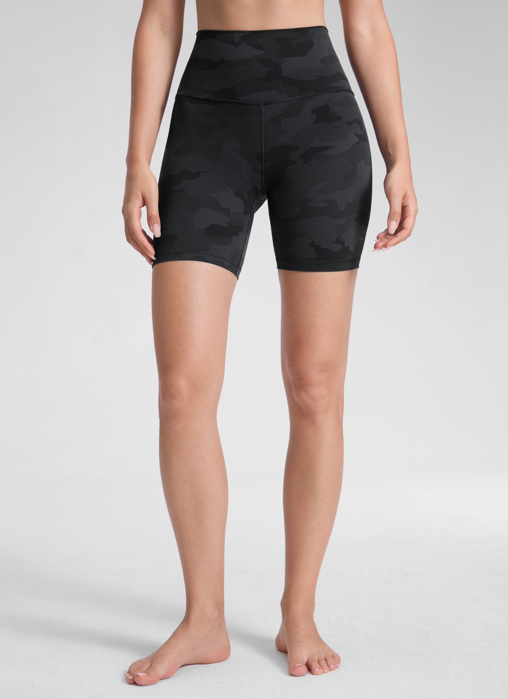 CRZ YOGA מכנסי יוגה קצרים לנשים בגזרה גבוהה בסגנון אופניים, דגם " Butterluxe ", 6 אינץ', אפור כהה בהדפס הסוואה, 2