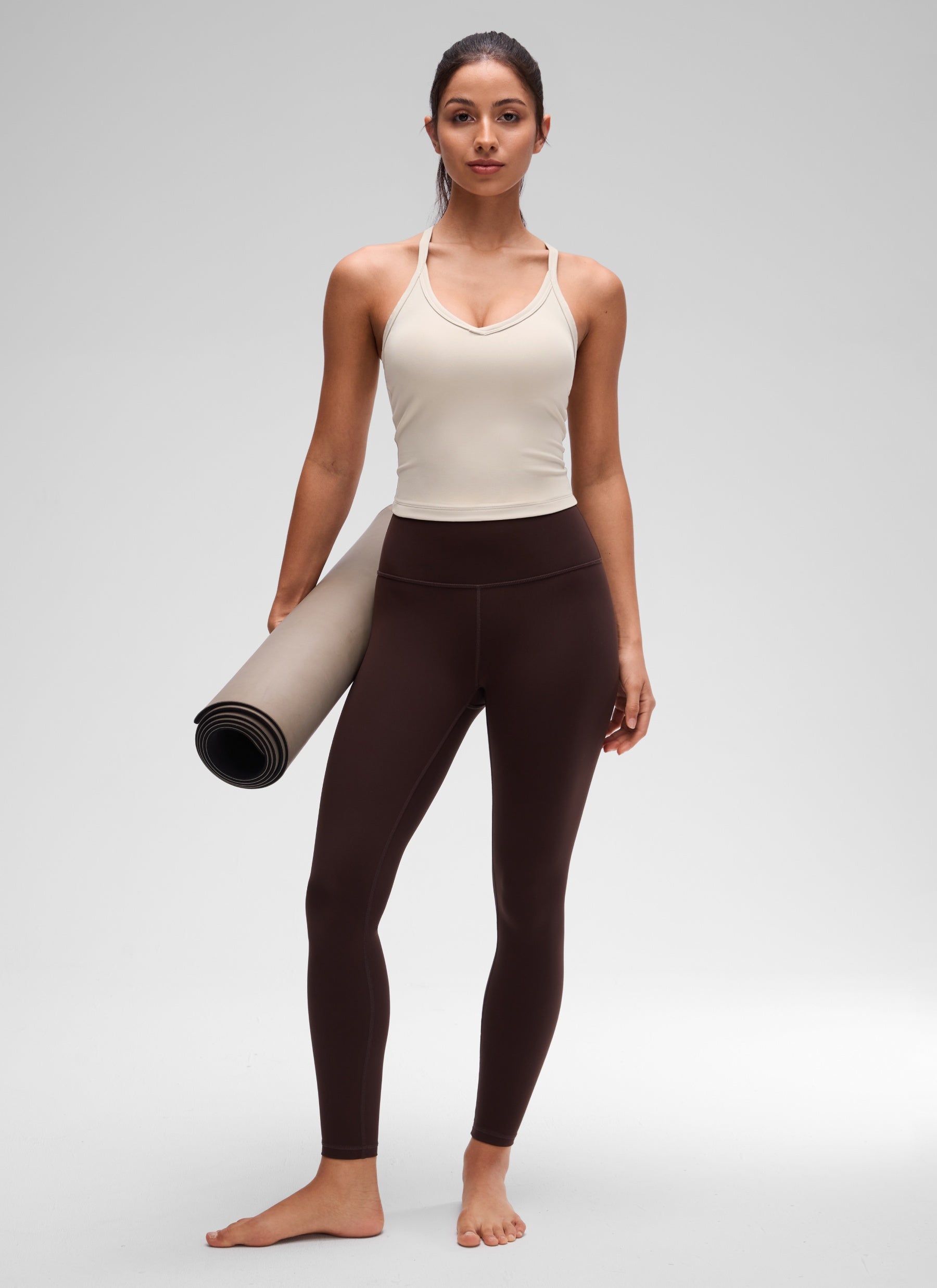 CRZ YOGA – גופיות לנשים עם צווארון V וכתפיות צרות, בעלות בטנה כפולה, דגם " Butterluxe ", בצבע Mojave Tan
